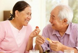 两个老人吵架吃瓜视频,一场别开生面的“老年大战”