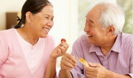 两个老人吵架吃瓜视频,一场别开生面的“老年大战”