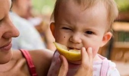 小孩耍赖吃瓜图片搞笑视频,搞笑视频笑翻众人