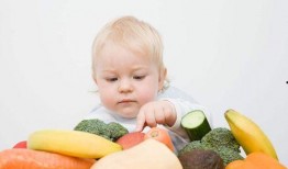 两岁宝宝吃瓜视频,萌态十足萌化人心