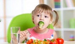 两岁宝宝吃瓜视频,萌态十足萌化人心