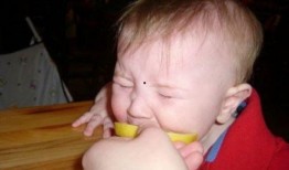 小孩耍赖吃瓜图片搞笑视频,搞笑视频笑翻众人