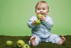 两岁宝宝吃瓜视频,萌态十足萌化人心