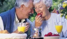 两个老人吵架吃瓜视频,一场别开生面的“老年大战”