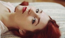 吃瓜少女吃猫粮视频,视频走红网络引发热议